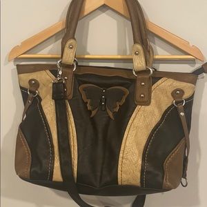 2/$10 🐠 Faux leather handbag w/ butterfly